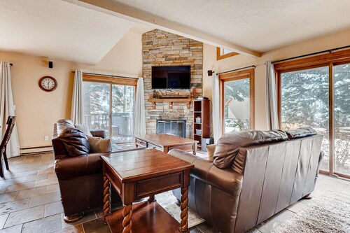 Pay For 4 Bedrooms Get Bonus Room Free, 5 Min WALK TO VAIL BUS, PRIVATE HOT TUB,