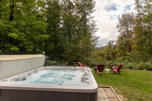 Outdoor spa tub - The Ridge Chalet, an A-Frame Killington Home (Killington)