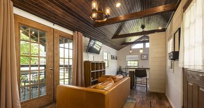 Cozy Lake of Egypt Cabin & Pond