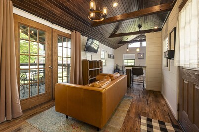 Cozy Lake of Egypt Cabin & Pond