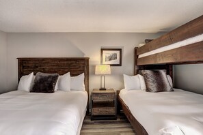 2 bedrooms, iron/ironing board, free WiFi, bed sheets - Ski In Ski Out 2 Bed 3 bath, 1100sqft. Vaulted ceiling sleeps 10 in Ctr Village (Frisco)