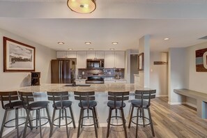 Frigorífico, microondas, horno y placa de cocina