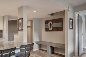 Interior - Ski In Ski Out 2 Bed 3 bath, 1100sqft. Vaulted ceiling sleeps 10 in Ctr Village (Frisco)