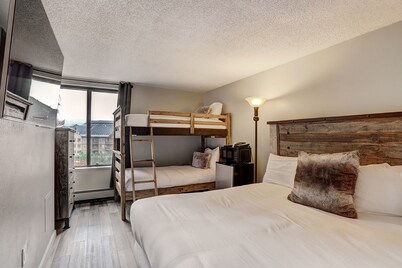 Ski In Ski Out 2 Bed 3 bath, 1100sqft. Vaulted ceiling sleeps 10 in Ctr Village