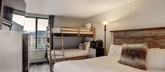 Renoverad 2Bed / 3bath / 1100sqft lägenhet w / välvda tak sover 11 i Cntr Village