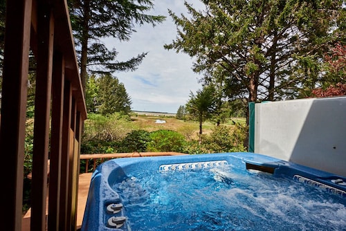 Private Home in the Trees within walking distance to the Bay!