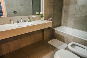 Sèche-cheveux, serviettes fournies