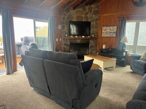 Smart TV, fireplace, stereo