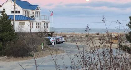 Ocean Block Single Family Home - Open floor plan & pet friendly!