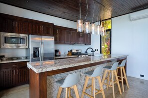 Frigorífico, microondas, horno y placa de cocina