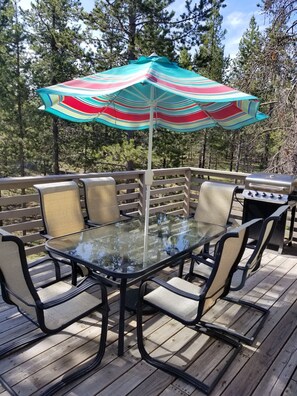 Outdoor dining - Stylish updated Sunriver Retreat • Granite Counters • Hot tub • SHARC Game Rm! (Bend)