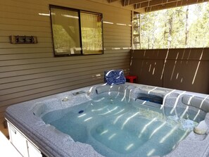 Outdoor spa tub - Stylish updated Sunriver Retreat • Granite Counters • Hot tub • SHARC Game Rm! (Bend)
