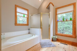Bathtub, hair dryer, towels, soap - Summer is Filling Up Fast!!  The Most Often Rented Cottage on Lake Oconee! (Eatonton)