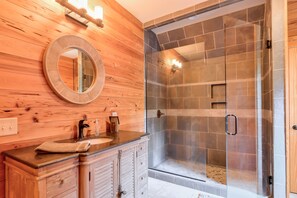 Badewanne, Haartrockner, Handtücher, Seife