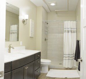 Combined shower/bathtub, hair dryer, towels, soap - Newly Renovated Downtown Condo In Historic Fortino's Building (Grand Haven)