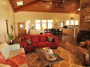 تلفزيون، مدفأة، مشغل دي في دي، كرة قدم الطاولة