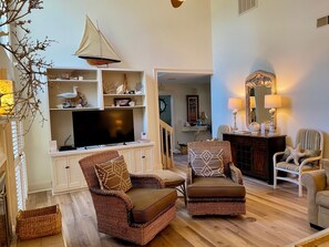 Smart TV, fireplace, DVD player, books - 2 Min Walk 2 Beach. Walk 2 Pickleball Golf Tennis Restaurants Pvt Pool SPA Bikes (Hilton Head)