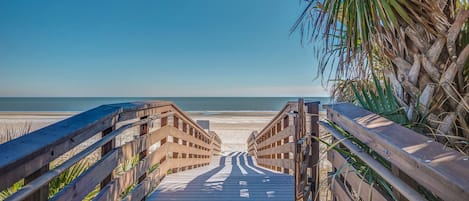 Nära stranden och solstolar