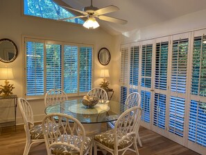 Dining - 2 Min Walk 2 Beach. Walk 2 Pickleball Golf Tennis Restaurants Pvt Pool SPA Bikes (Hilton Head)