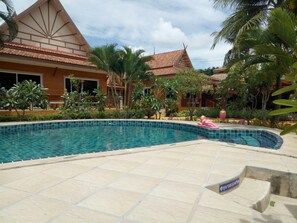 Hồ bơi ngoài trời 