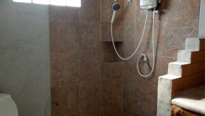 Standard Room with Pool View  | ห้องน้ำ