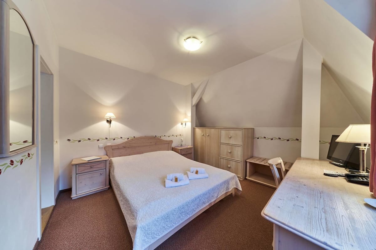 Deluxe Double Room | Minibar, in-room safe, desk, blackout drapes