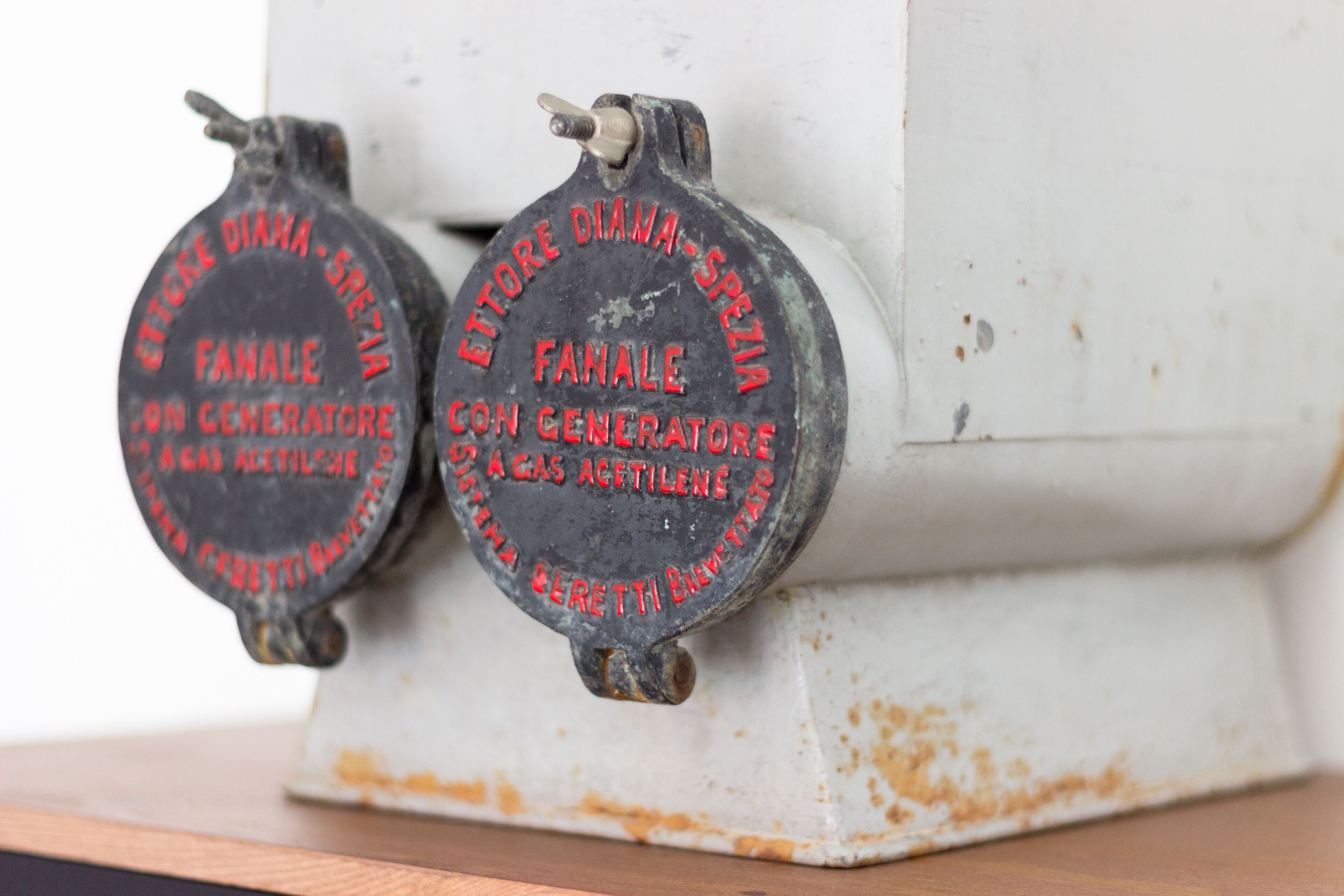 Deux vannes métalliques avec une inscription rouge sur une machine blanche.