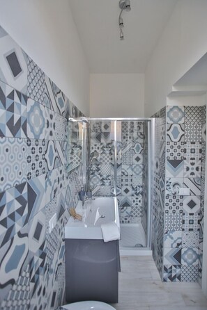 Design-huone | Kylpyhuone | Suihku, ilmaiset hygieniatuotteet, hiustenkuivaaja, bidee