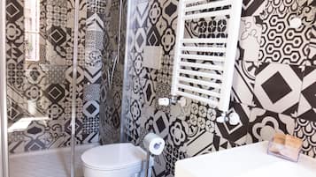 Design Room, 1 Queen Bed | Bathroom | Shower, free toiletries, hair dryer, bidet