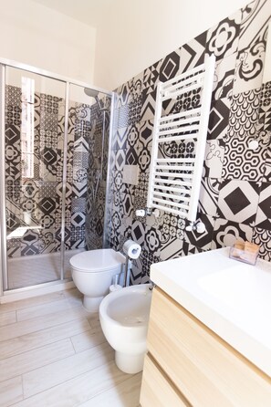 Habitación de diseñador, 1 cama Queen size | Baño | Regadera, amenidades de baño gratuitas, secadora de cabello, bidet