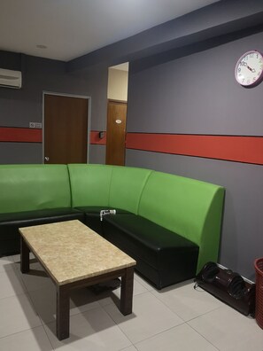 Lobby sitting area - Home Inn (Ipoh)