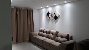 Premier Apartment, Multiple Beds, Accessible | Living area | Flat-screen TV - Apartamentos Cobertura - Edifício London (Piratuba)