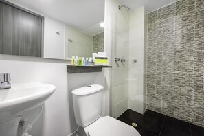 Shower, free toiletries, towels - Ayenda 1024 Agora Inn (Bogotá)