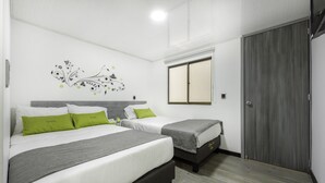 Une chambre d’hôtel avec deux lits, une fenêtre et une armoire.