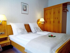 Classic-Doppelzimmer, Terrasse, Bergblick | Verdunkelungsvorhänge, kostenloses WLAN, Bettwäsche