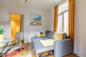 Suíte conforto, 2 quartos, banheiro privativo | Área de estar | TV de tela plana