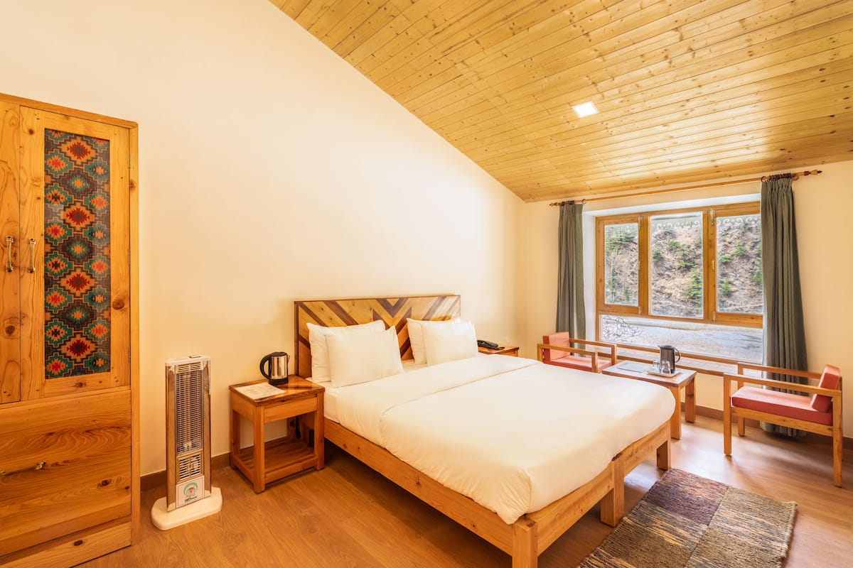 Family Double Room | Individually decorated, individually furnished, bed sheets