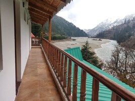 Double or Twin Room, River View | Individually decorated, individually furnished, bed sheets