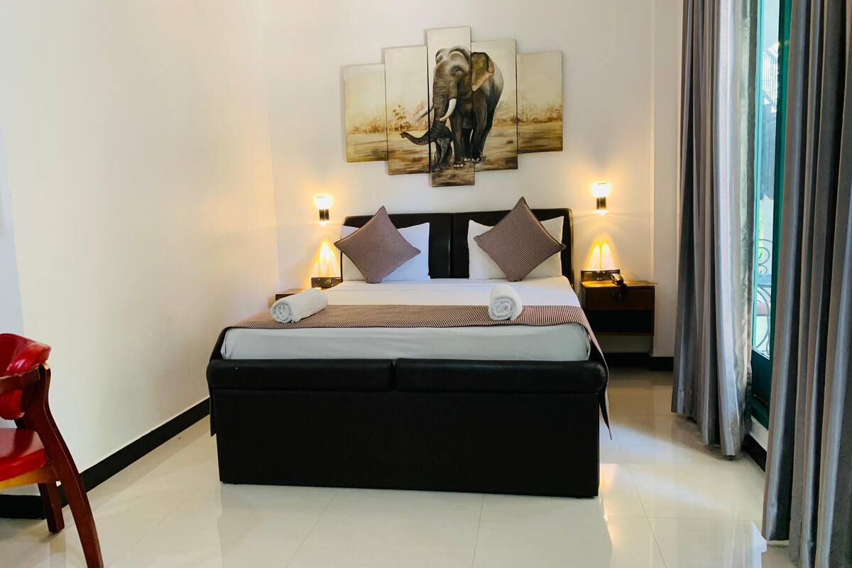 Deluxe driepersoonskamer, 1 slaapkamer, uitzicht op binnenplaats | 4 slaapkamers, luxe beddengoed, individueel gedecoreerd