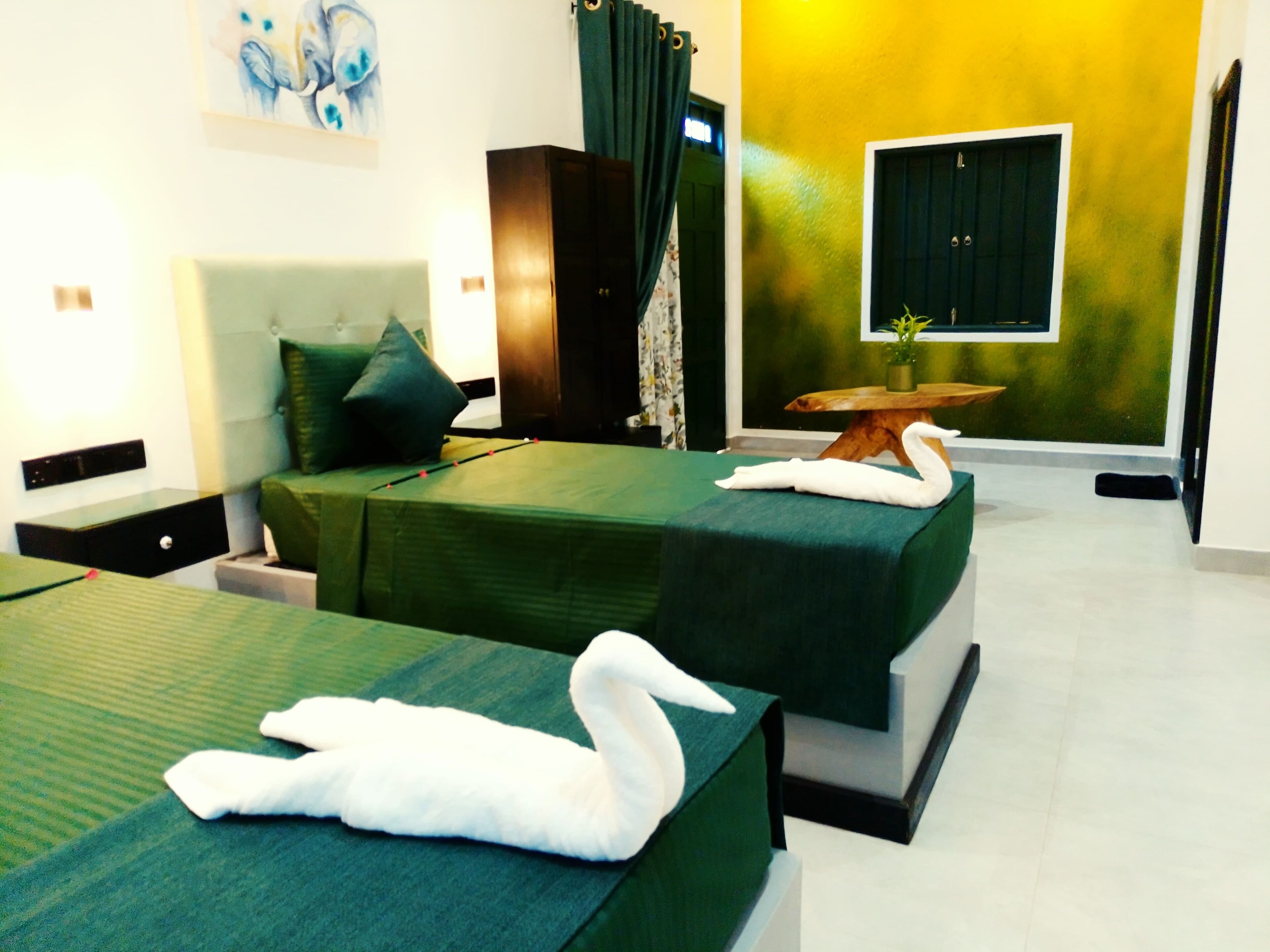 Family Quadruple Room, Patio, Courtyard View | 4 bilik tidur, cadar kapas Mesir, peralatan tempat tidur premium 