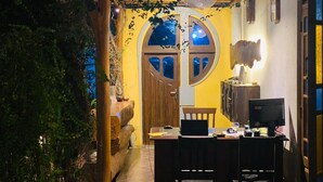 Un coin repas accueillant avec une table et des chaises en bois, un ordinateur et une lampe.