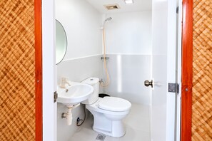 Bathroom - Guanna's Place Room and Resto Bar (Daanbantayan)