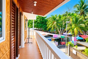 Terrace/patio - Guanna's Place Room and Resto Bar (Daanbantayan)