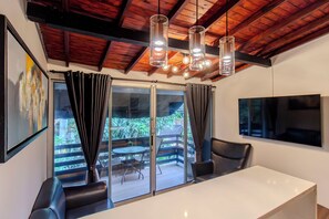 Viktory 201 Apartment With Balcony | Sala de estar | Televisión de pantalla plana de 55 pulgadas con canales por satélite