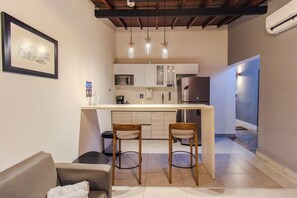 Viktory 202 Terrace and Jacuzzi | Zona de estar | Televisión de pantalla plana de 55 pulgadas con canales por satélite