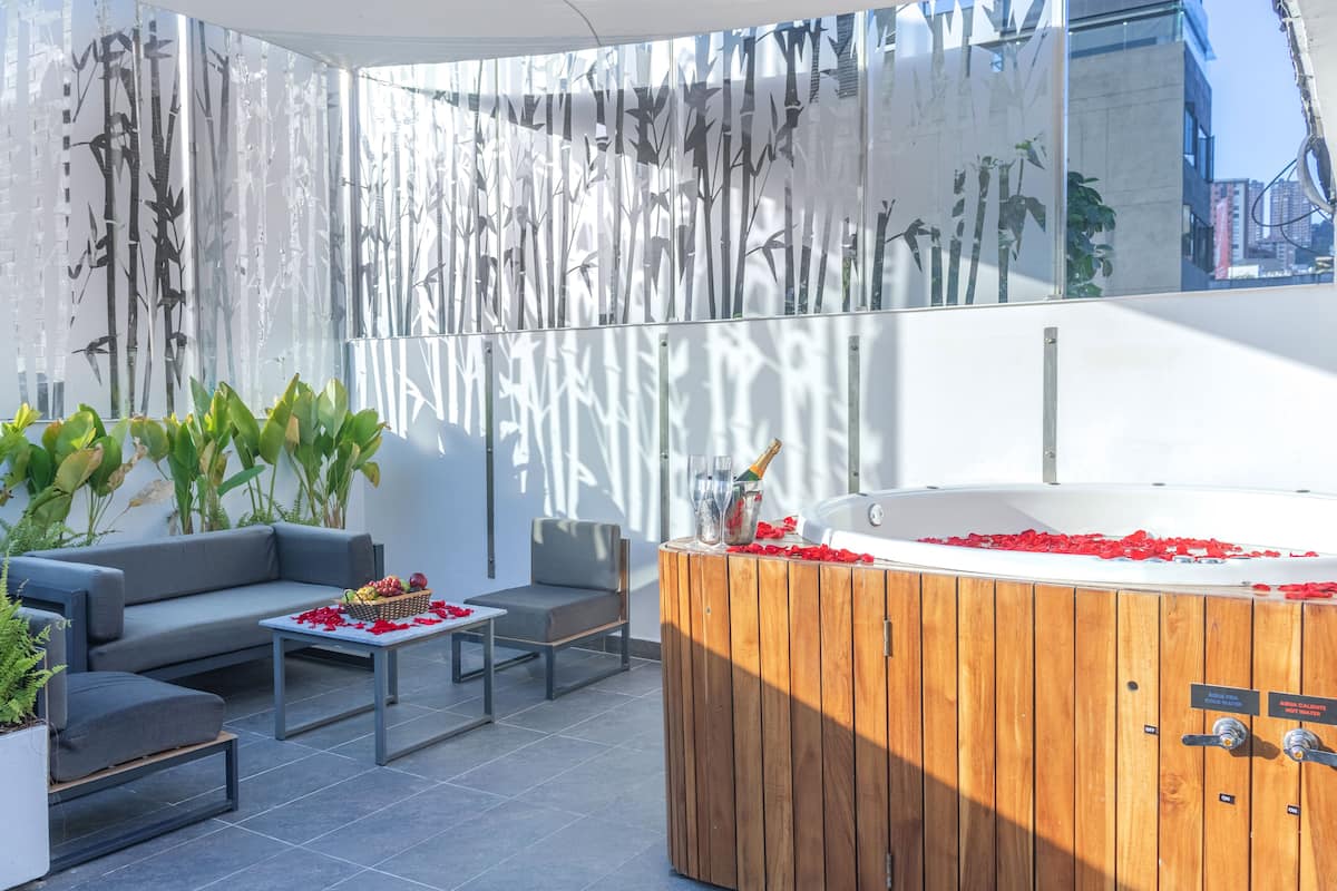Viktory 202 Terrace and Jacuzzi | Terraza o patio