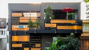 Un edificio moderno con un cartel que dice "VIKTORY Boutique".
