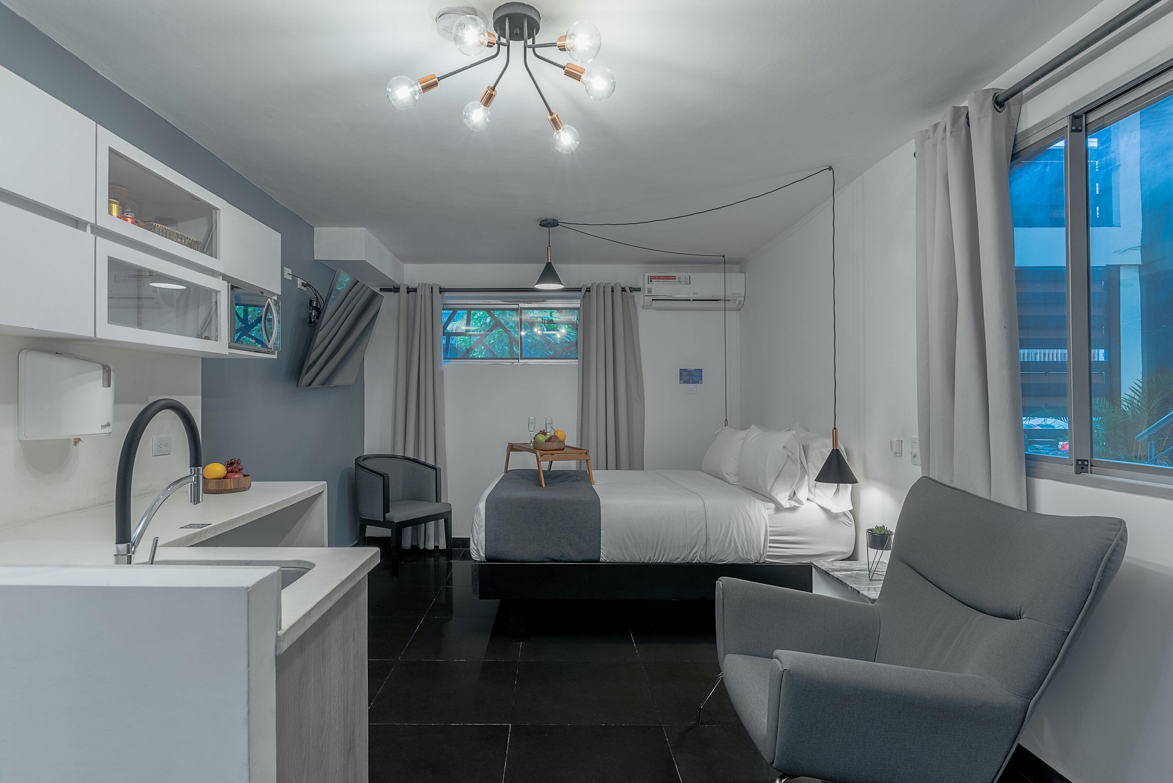 Literie hypoallergénique, minibar, coffres-forts dans les chambres