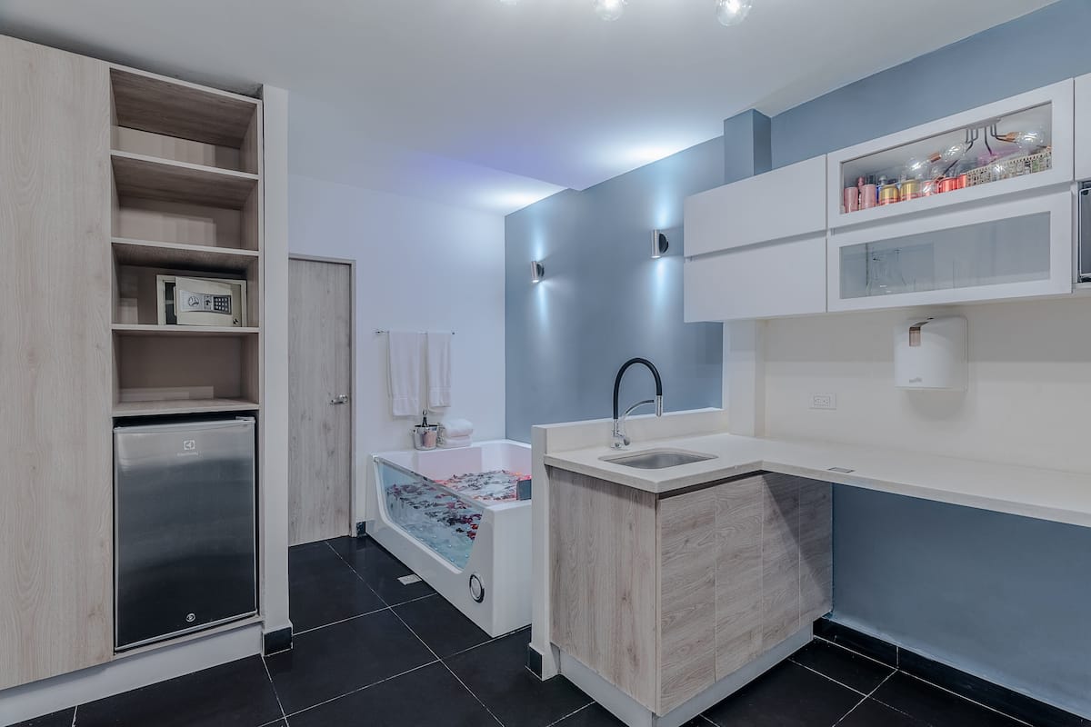Viktory 101 Studio Apartment | Área de sala de estar | Televisión de pantalla plana de 55 pulgadas con canales vía satélite