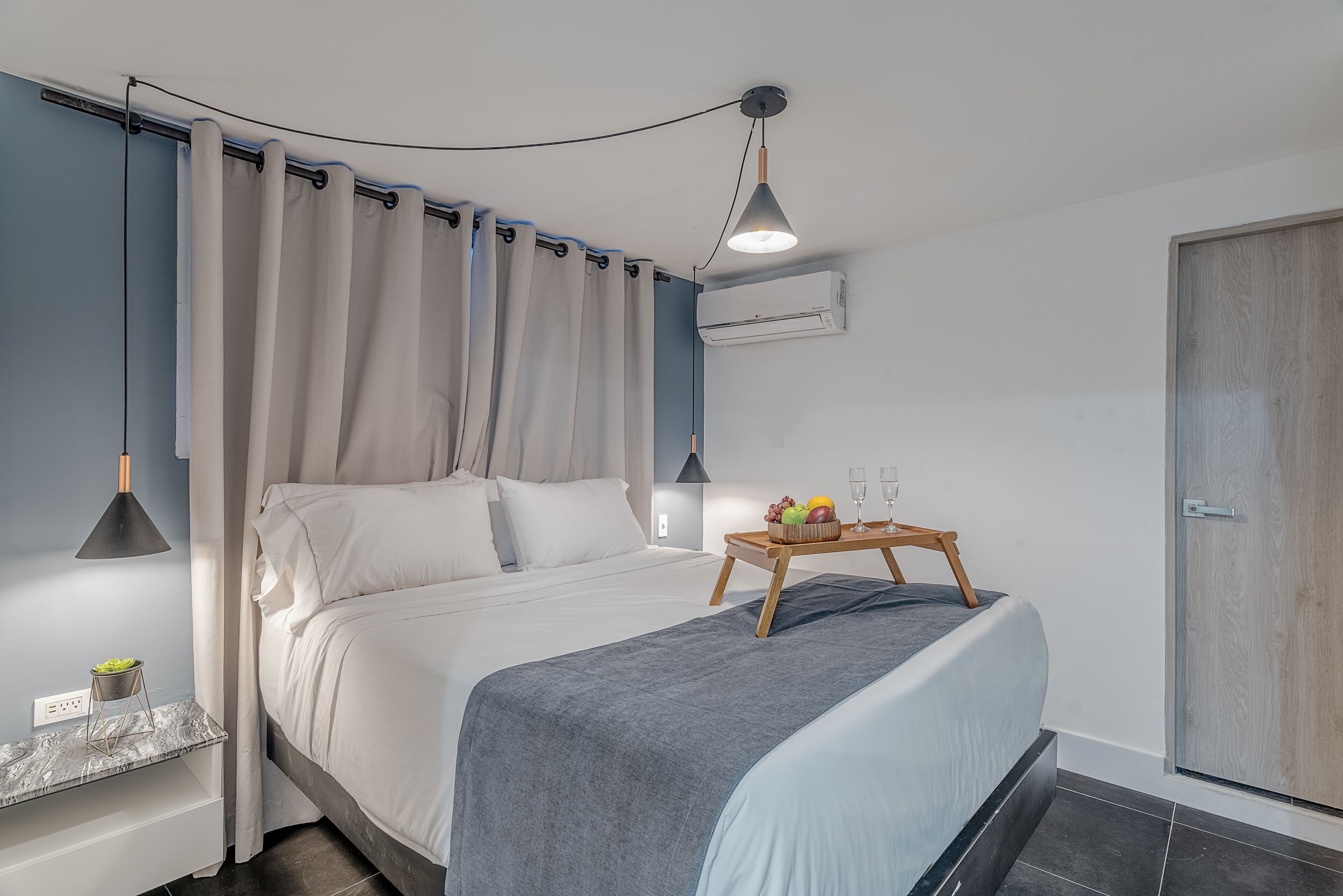 Literie hypoallergénique, minibar, coffres-forts dans les chambres